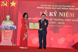 Hoa cài áo đại biểu – Trường THPT Hưng Yên kỷ niệm 60 năm thành lập