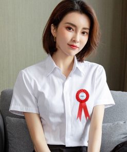 Hoa Cài Áo Đại Biểu Dấu Ấn Sang Trọng Trên Ngực Khách Mời