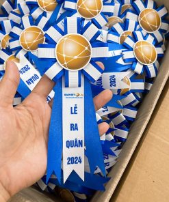 Lấp lánh và Quý phái khi đeo Hoa Cài Áo Sang Trọng cho Đại Biểu - Đức Cường